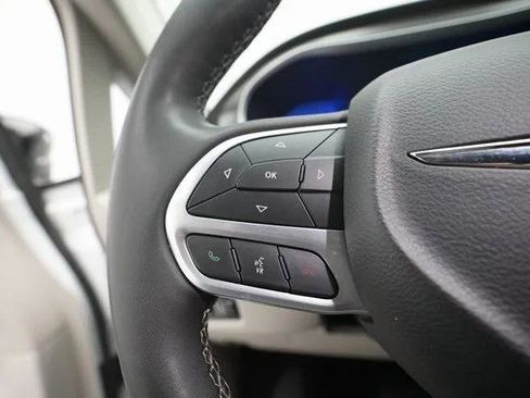 Certified 2024 Chrysler Pacifica Touring-L image 17