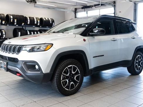 Used 2025 Jeep Compass Trailhawk AWD/4WD image 3