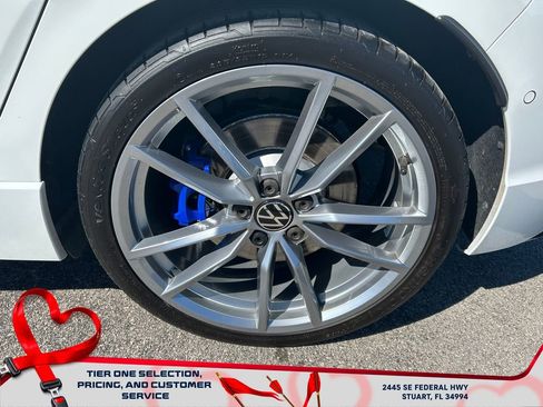 Used 2024 Volkswagen Golf R image 9