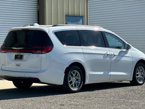 Used 2021 Chrysler Pacifica Touring FWD image 6