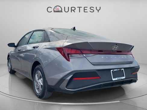 New 2026 Hyundai Elantra SE image 3