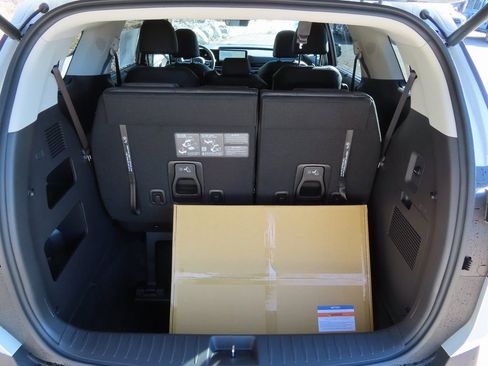 New 2026 Kia Carnival EX FWD image 18