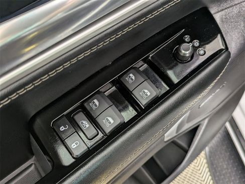 Certified 2024 Jeep Wagoneer Series II w/ Flexible Seating Group image 15