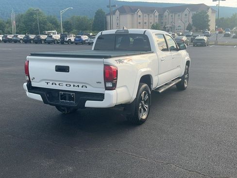 Used 2019 Toyota Tacoma TRD Sport AWD/4WD image 7