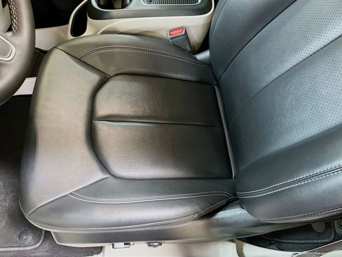 Used 2024 Chrysler Pacifica Touring-L FWD image 18