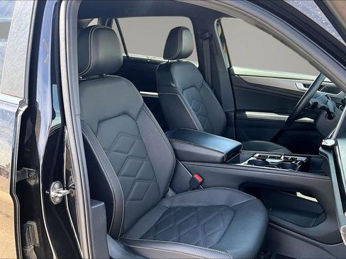 Used 2024 Volkswagen Atlas Cross Sport SE FWD image 29