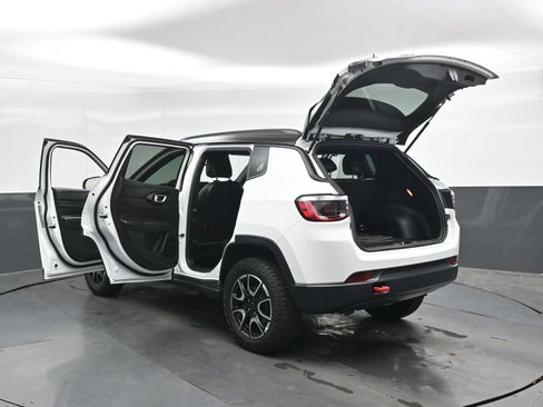 Used 2025 Jeep Compass Trailhawk AWD/4WD image 48