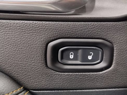 Used 2020 Jeep Wrangler Unlimited Sahara AWD/4WD image 27