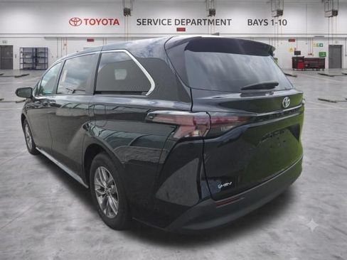 Used 2025 Toyota Sienna LE FWD image 8