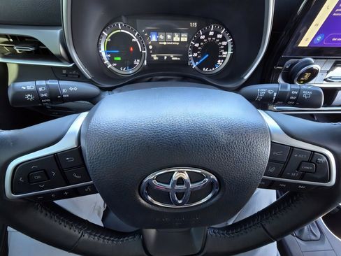 Used 2024 Toyota Highlander XLE image 9