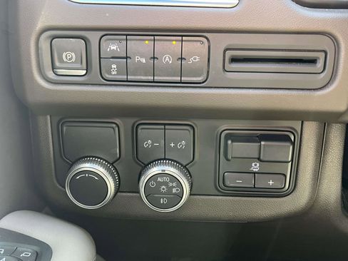 Used 2021 GMC Yukon SLT w/ SLT Luxury Plus Package image 6