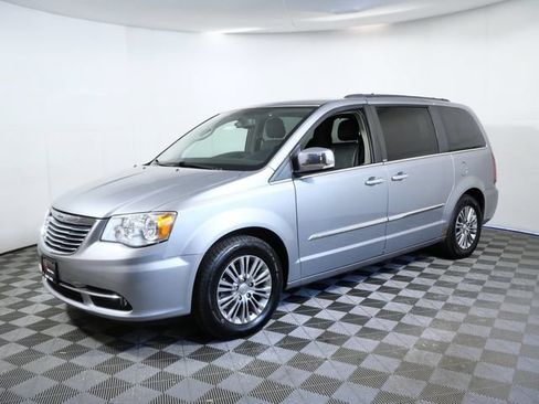 Used 2013 Chrysler Town & Country Touring-L w/ Driver Convenience Group FWD image 5