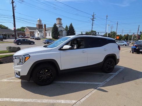 Used 2022 GMC Terrain SLE w/ Driver Convenience Package AWD/4WD image 8