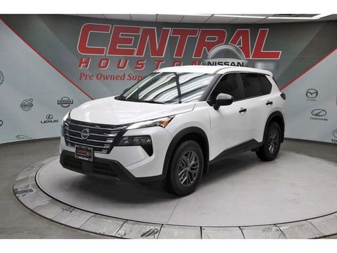 Used 2025 Nissan Rogue S FWD image 2