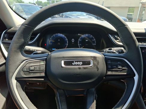 Used 2023 Jeep Grand Cherokee Limited w/ Black Appearance Package AWD/4WD image 19