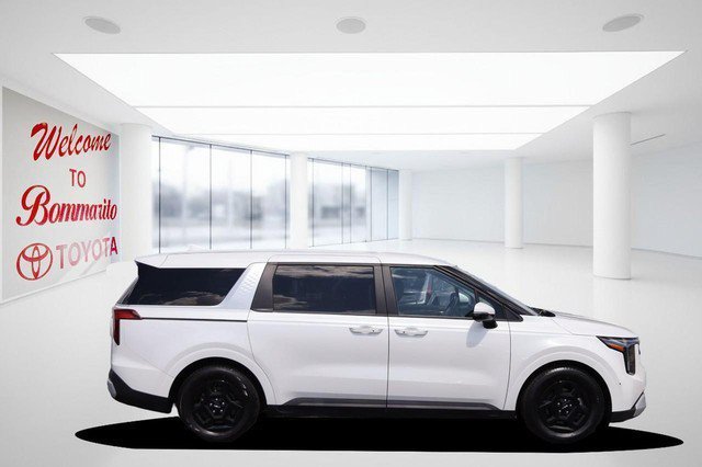 Used 2025 Kia Carnival FWD image 5