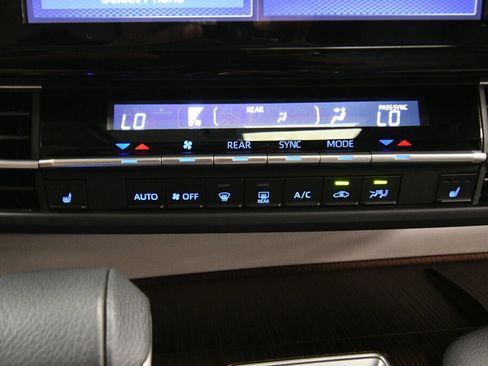 Used 2024 Toyota Sienna XLE FWD image 15