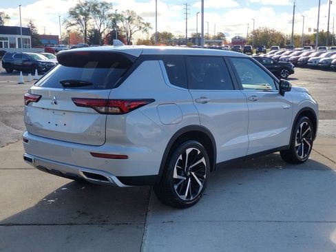 New 2025 Mitsubishi Outlander SE image 16