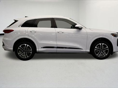 Used 2025 Audi Q5 Premium w/ Convenience Package image 6