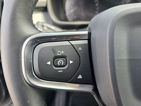 Used 2019 Volvo XC40 T5 Momentum image 32