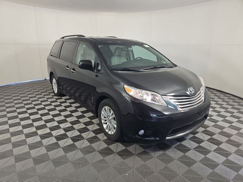 Used 2017 Toyota Sienna XLE w/ XLE Navigation Package FWD image 4