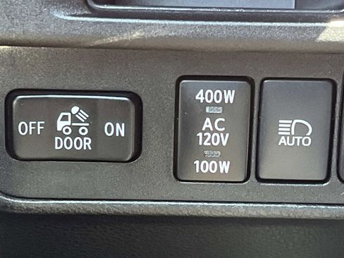 Used 2018 Toyota Tacoma TRD Off-Road AWD/4WD image 31