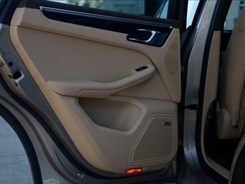 Certified 2018 Porsche Macan AWD/4WD image 28