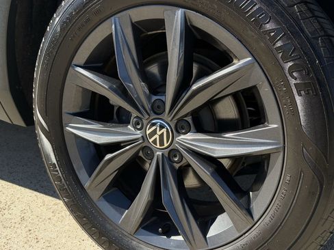 Used 2024 Volkswagen Tiguan SE image 11