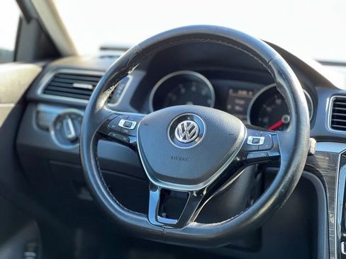 Used 2018 Volkswagen Passat 2.0T SE FWD image 30