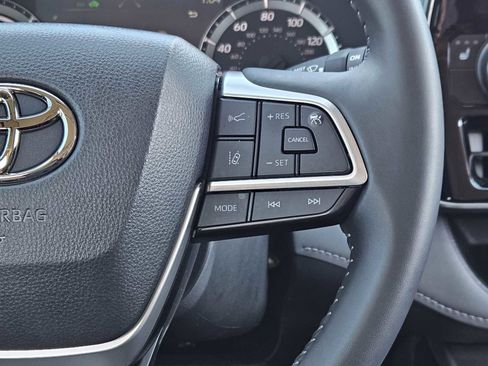 Used 2024 Toyota Highlander XLE image 28