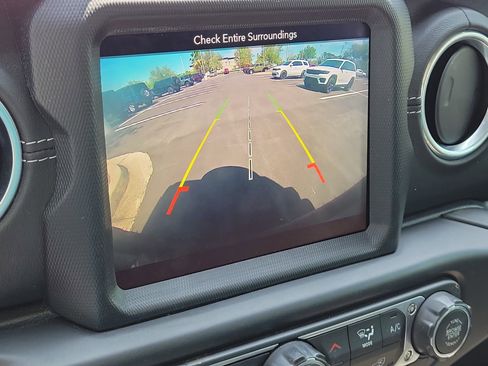 Used 2018 Jeep Wrangler Unlimited Sahara image 25