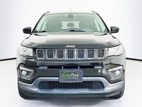Used 2017 Jeep Compass Latitude AWD/4WD image 2