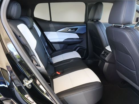 Used 2025 Chevrolet Equinox EV LT image 17