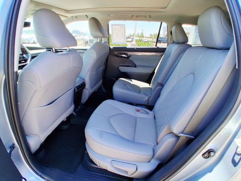 Used 2021 Toyota Highlander Platinum AWD/4WD image 17