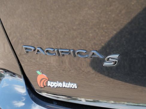 Used 2025 Chrysler Pacifica Limited FWD image 8