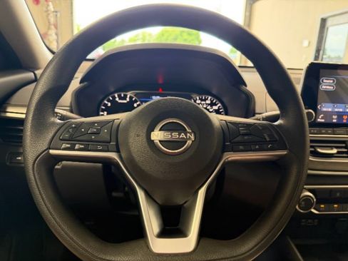 Used 2025 Nissan Altima 2.5 SV FWD image 22
