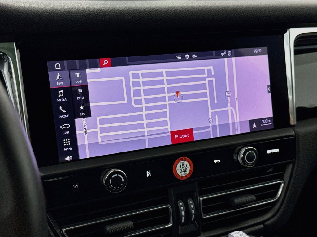 Certified 2025 Porsche Macan AWD/4WD image 19