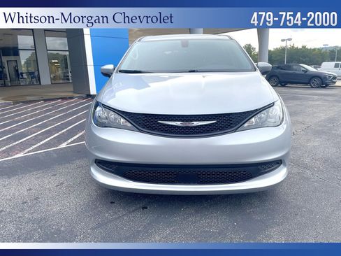 Used 2022 Chrysler Voyager LX image 2