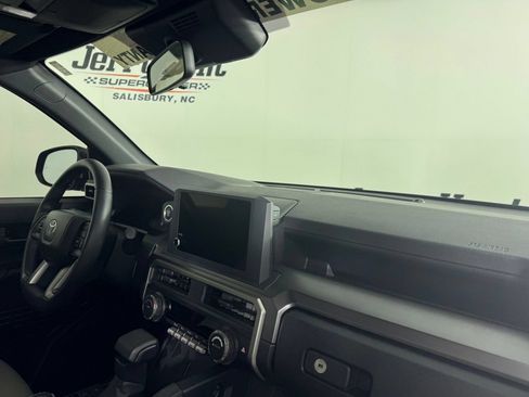 Used 2025 Toyota 4Runner SR5 AWD/4WD image 35
