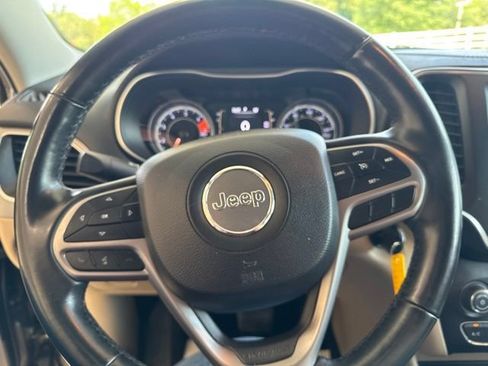 Used 2019 Jeep Cherokee Latitude w/ Cold Weather Group AWD/4WD image 16