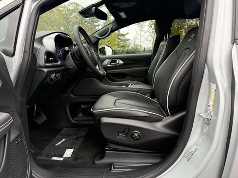 New 2026 Chrysler Pacifica Limited w/ Uconnect Theater Family Group image 13