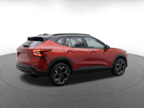 Used 2025 Chevrolet Trax LT FWD image 7