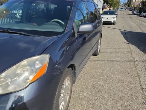 Used 2009 Toyota Sienna XLE image 2