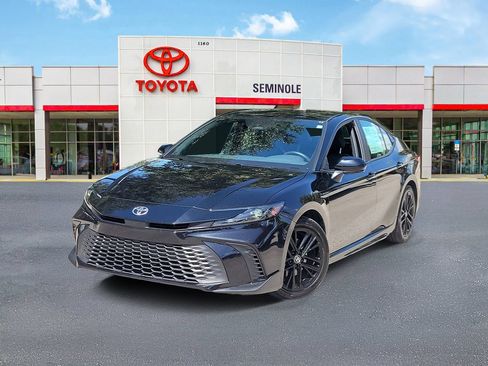 Used 2025 Toyota Camry SE FWD image 1