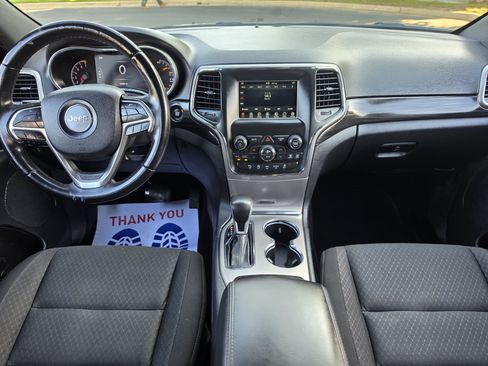 Used 2021 Jeep Grand Cherokee Laredo AWD/4WD image 26