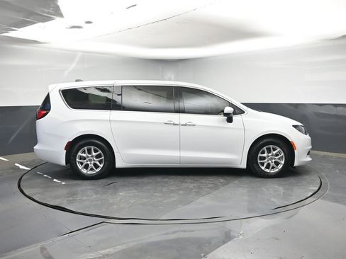 Used 2023 Chrysler Voyager LX image 6