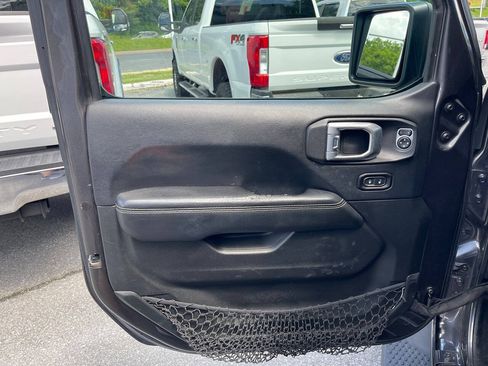Used 2018 Jeep Wrangler Unlimited Sahara w/ Dual Top Group AWD/4WD image 21