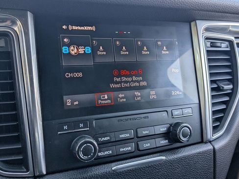 Used 2018 Porsche Macan image 25