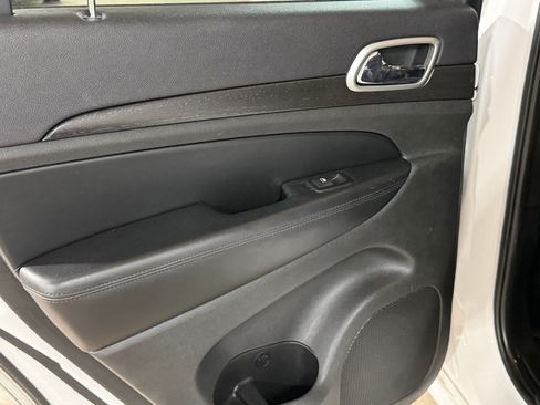 Used 2017 Jeep Grand Cherokee Altitude RWD image 39