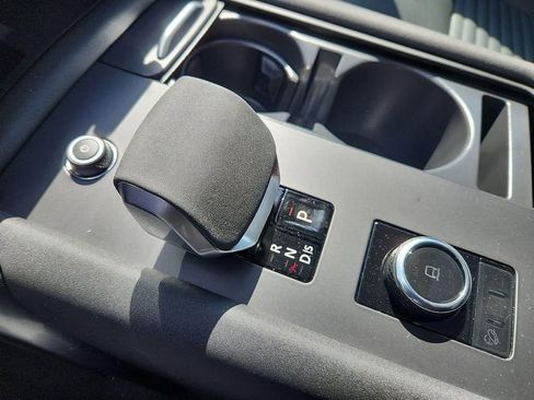 Used 2024 Land Rover Discovery S image 16